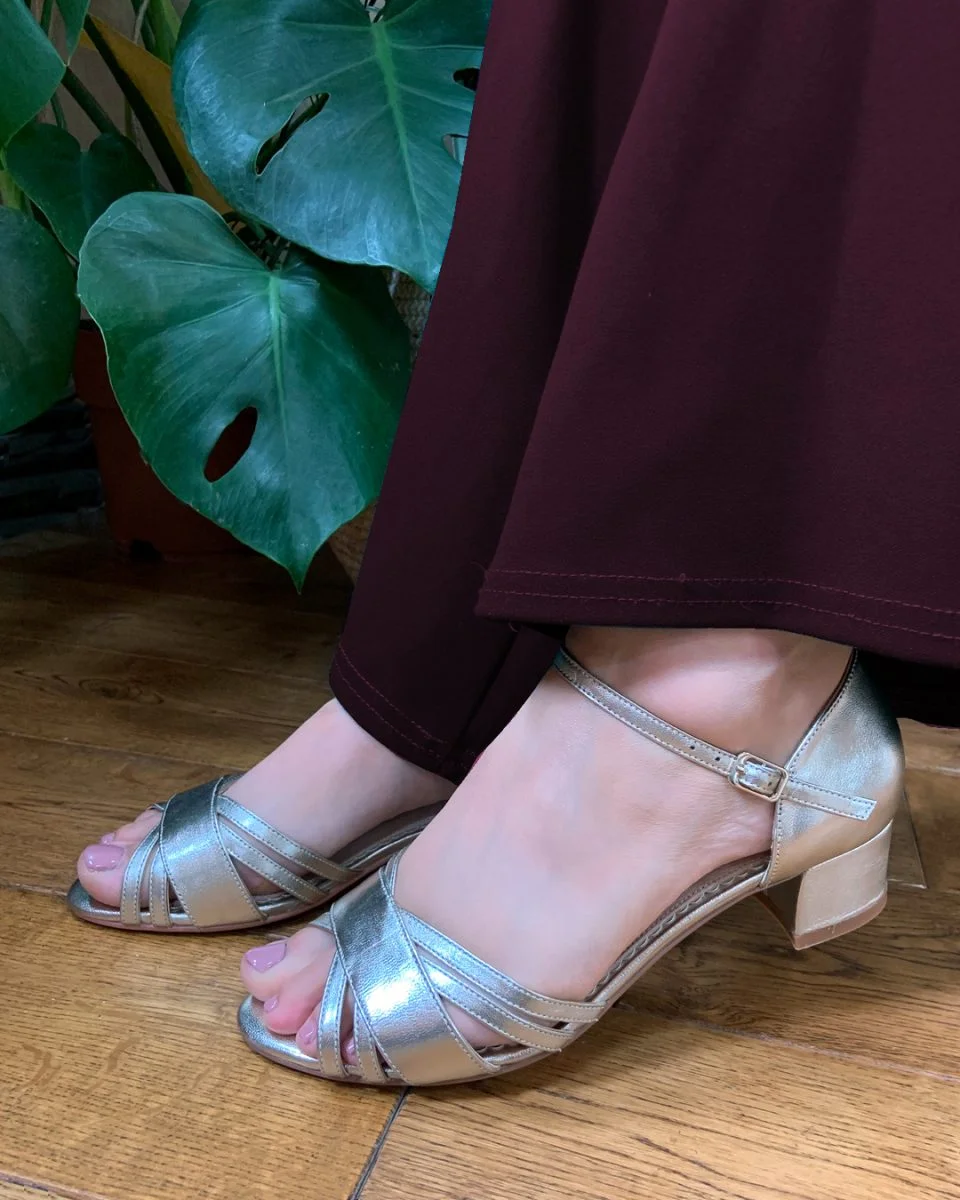 Badgley Mischka Women's Finesse II Evening Sandals - Macy's | Scarpe da  sposa, Scarpe da sposa vintage, Scarpe da sposa colorate